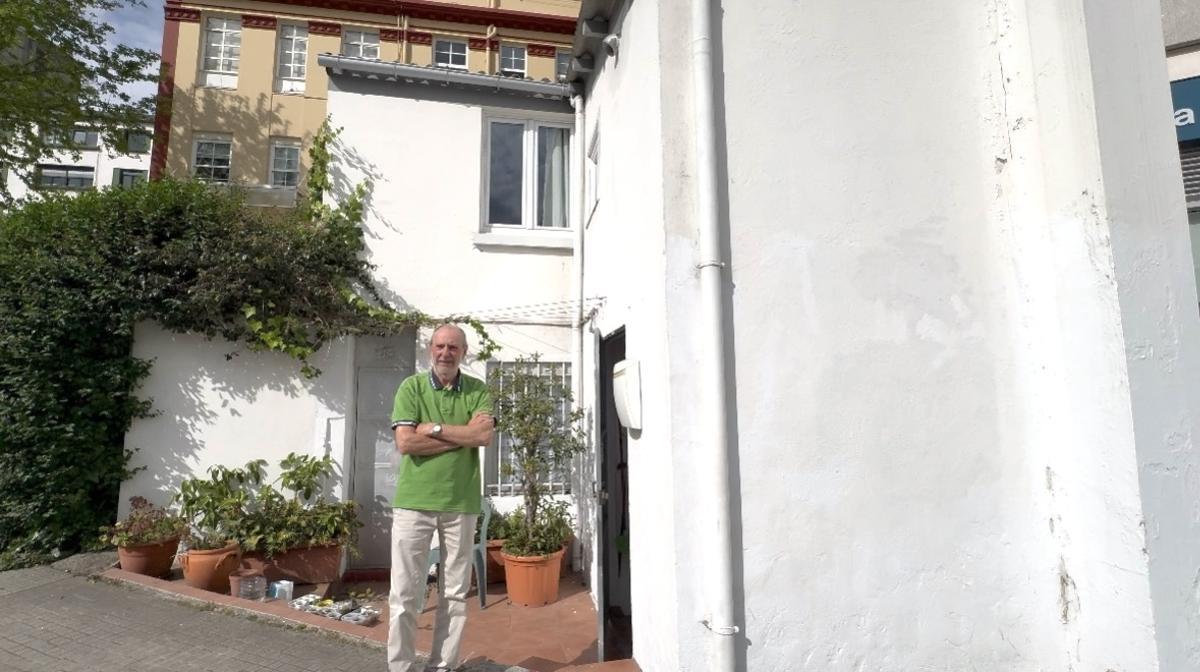 Manuel Lourido, en la puerta de su casa que sobrevive entre los edificios en la avenida Alcalde Pérez Arda