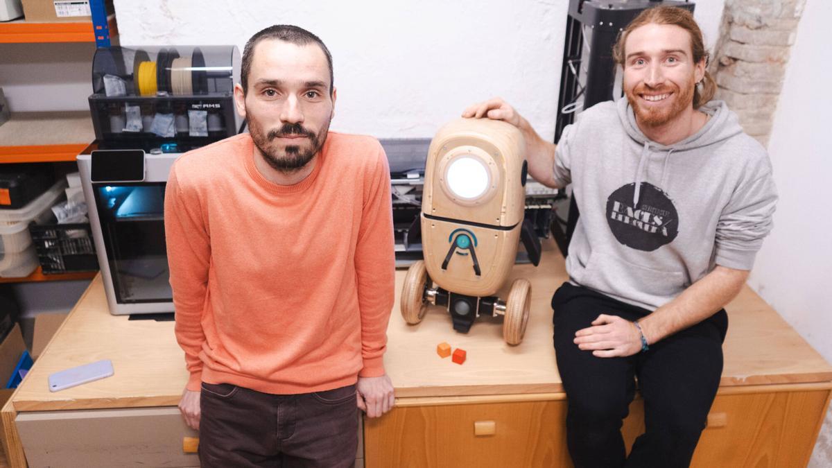 Pau Lafoz i Aleix Badia amb el robot la Veta