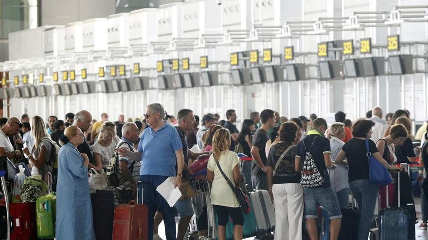 Turistas llegan a la Costa del Sol por el Aeropuerto de Málaga.