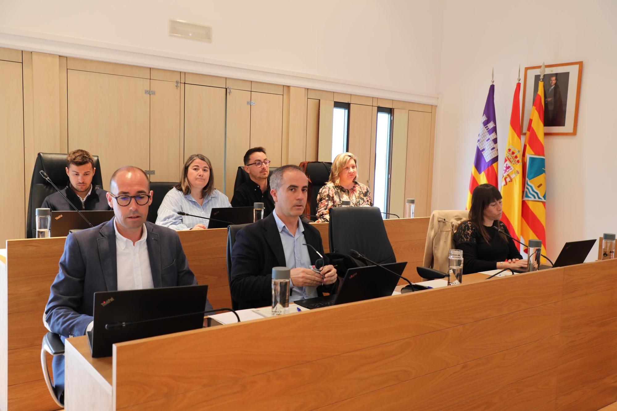 Llorenç Córdoba se queda solo: el pleno insta a la Junta de Gobierno a que acepte la valoración de la mesa técnica de los quioscos de playa