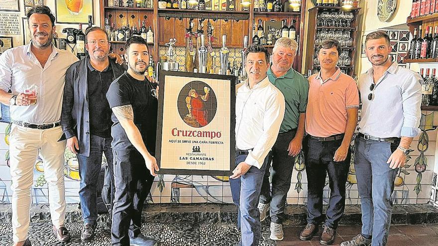 Las Camachas recibe el mosaico de Cruzcampo