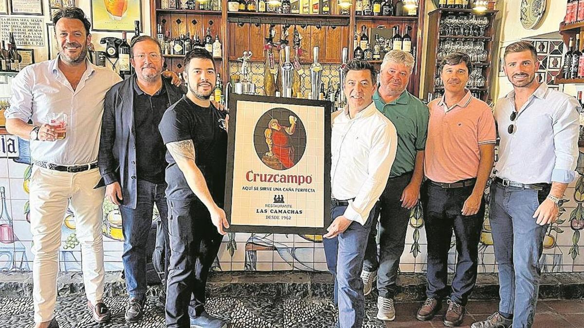 Responsables de Cruzcampo entregan un mosaico de la marca a la dirección de Las Camachas.