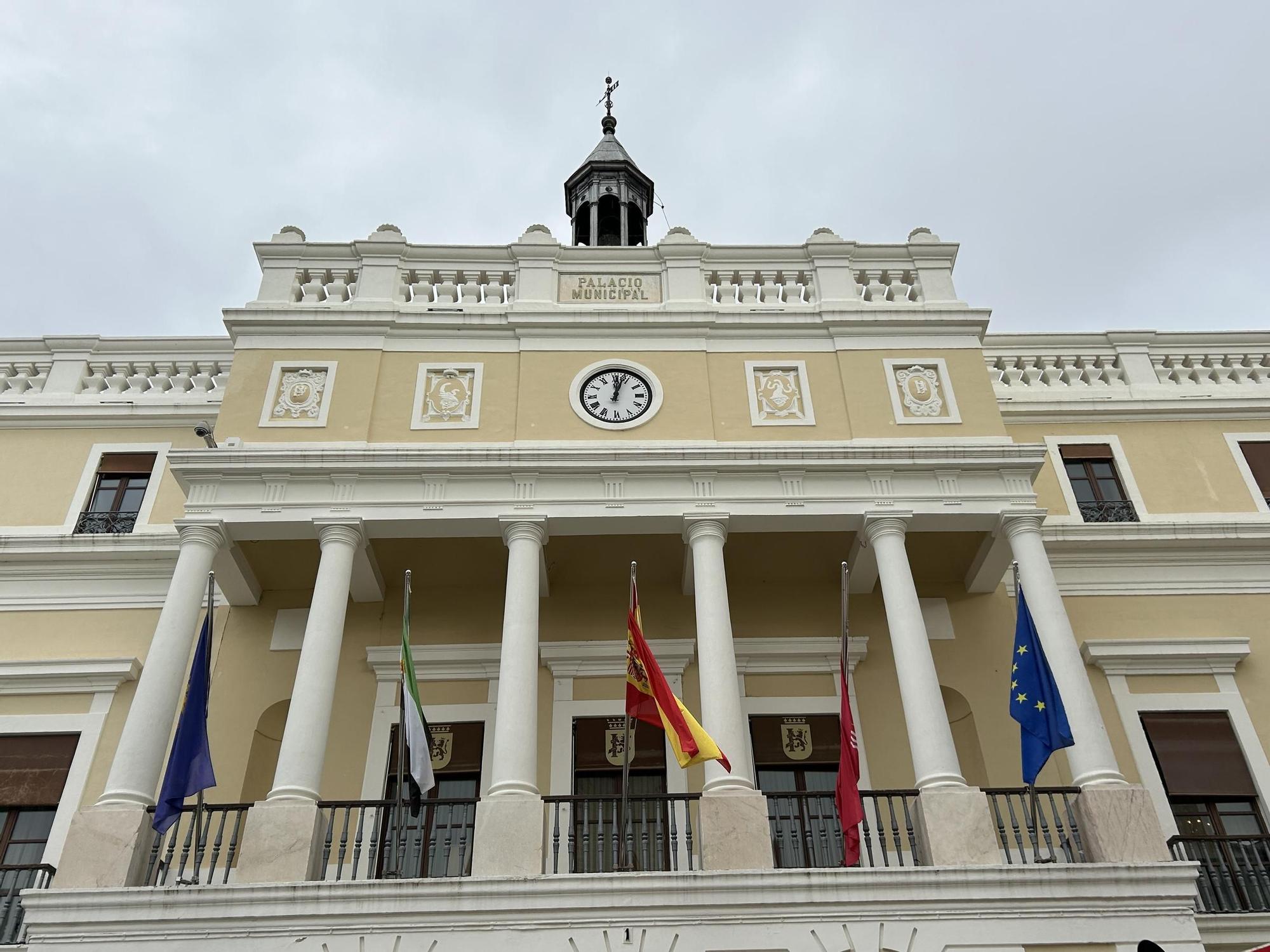 La bandera de Badajoz (segunda por la derecha) ha estado a media asta 24 horas.