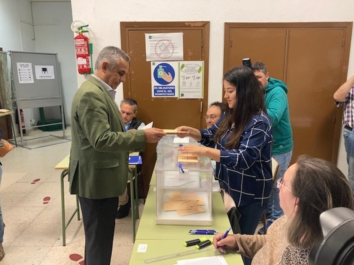 Ángel Pelayo, candidato de Vox, ejerciendo su derecho al voto en Mérida.