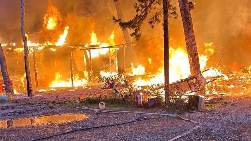 Muere una persona al incendiarse su autocaravana en el campin de El Temple