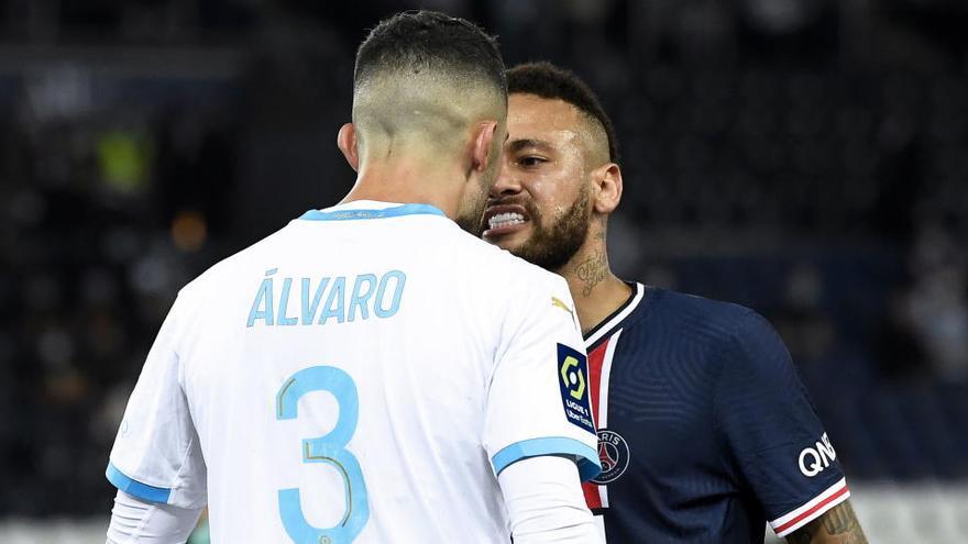 Neymar, frente a Álvaro González.