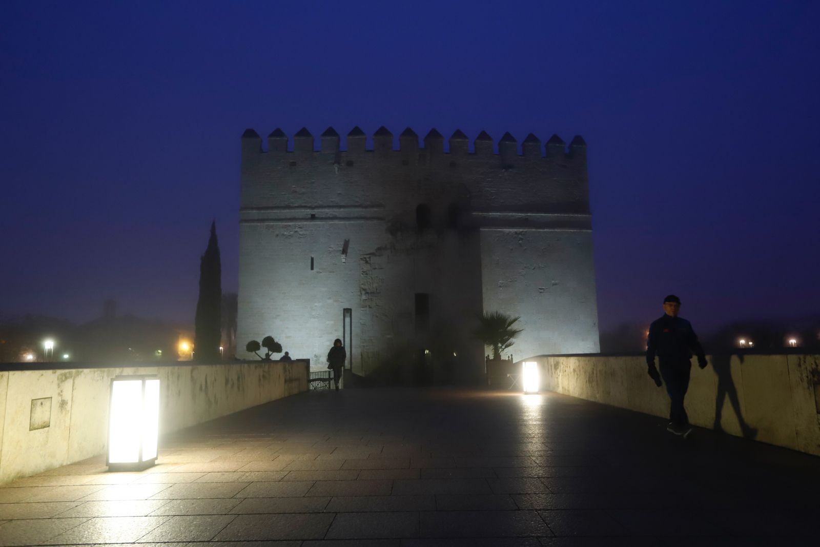 Córdoba amanece bajo una intensa niebla