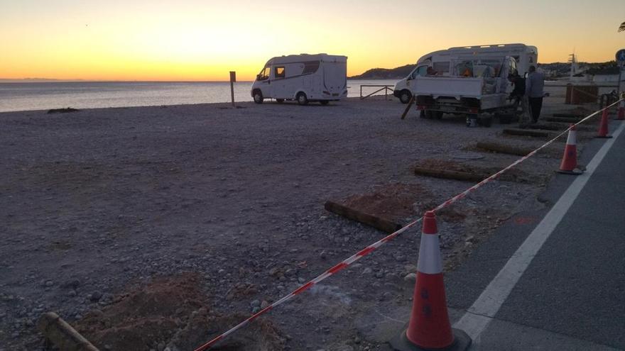 Xàbia empieza a colocar la talanquera y la &quot;puerta anticaravanas&quot; en la costa del Primer Muntanyar