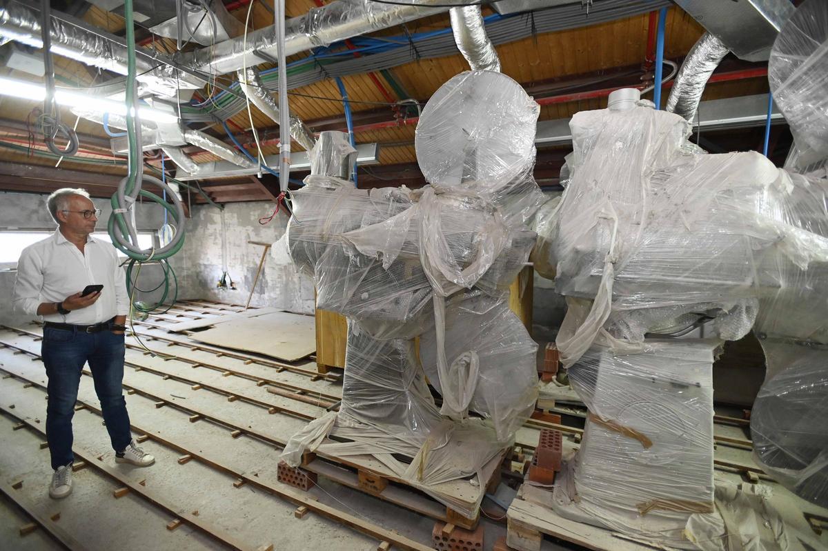 Los proyectores, protegidos durante las obras de restauración del edificio