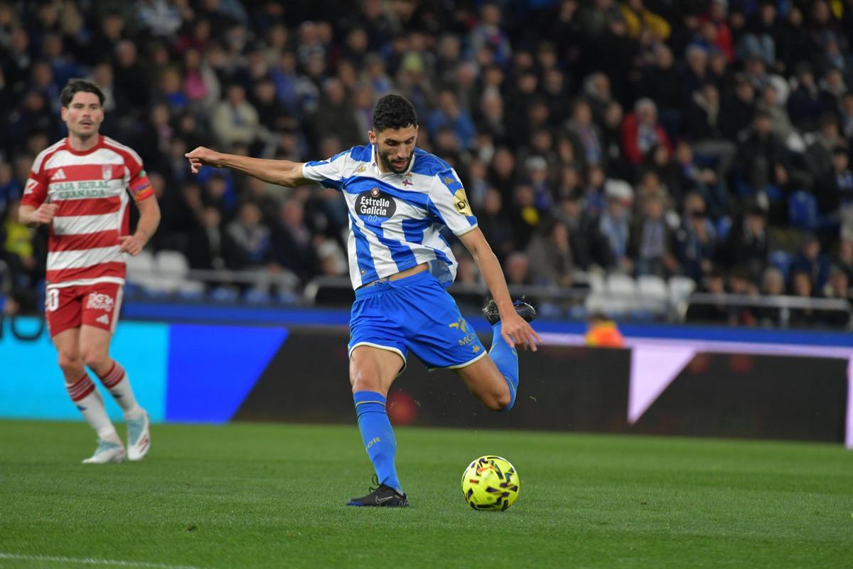 Eddahchouri arma el disparo en el partido ante el Granada.