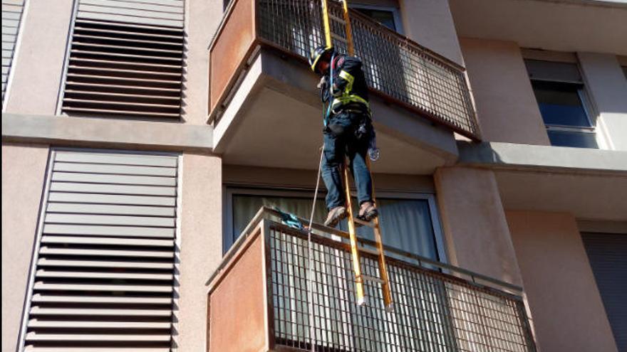 Imagen del bombero que accedió al piso del fallecido por el balcón.