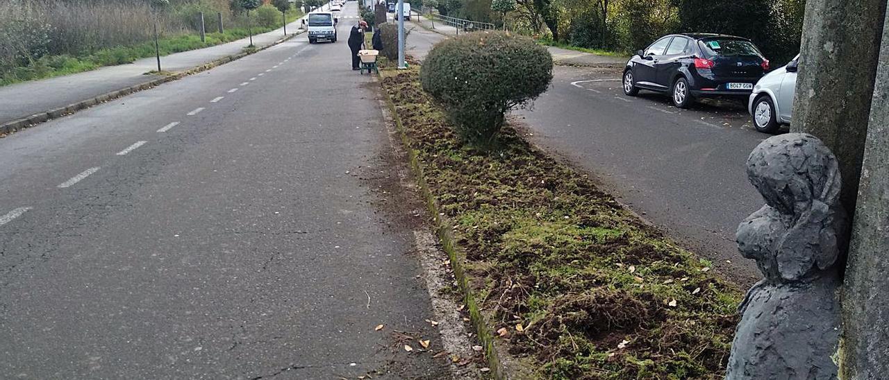 Los jabalíes destrozaron ayer la mediana de la Avenida de la Cultura.  | // L.D.