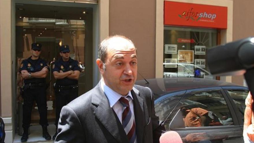 Jesús Ruiz, dueño de Aifos, el día en que la Policía Nacional registró su antigua sede en la calle Cister.