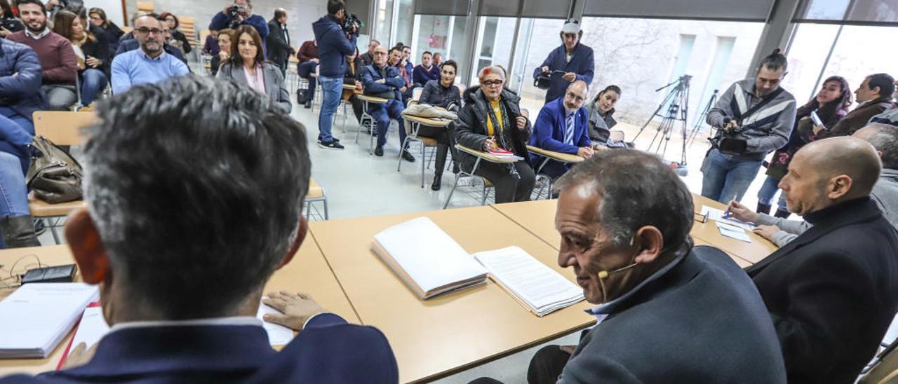 Un momento de la reunión del número dos de Educación con colectivos de la Vega Baja.