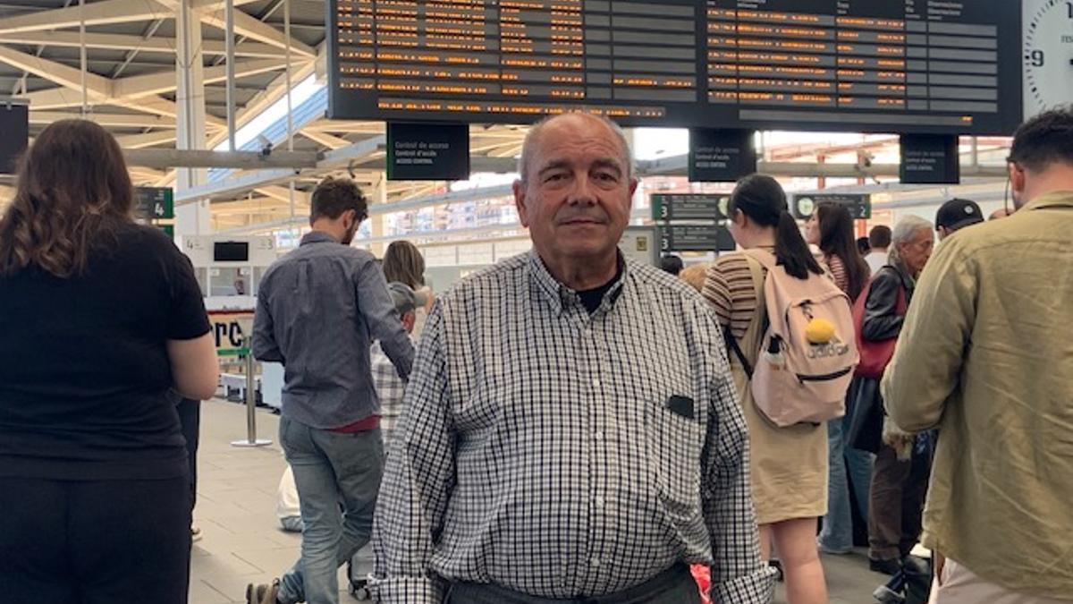 Ángel Castiblanque espera a su hijo en la estación Joaquim Sorolla.