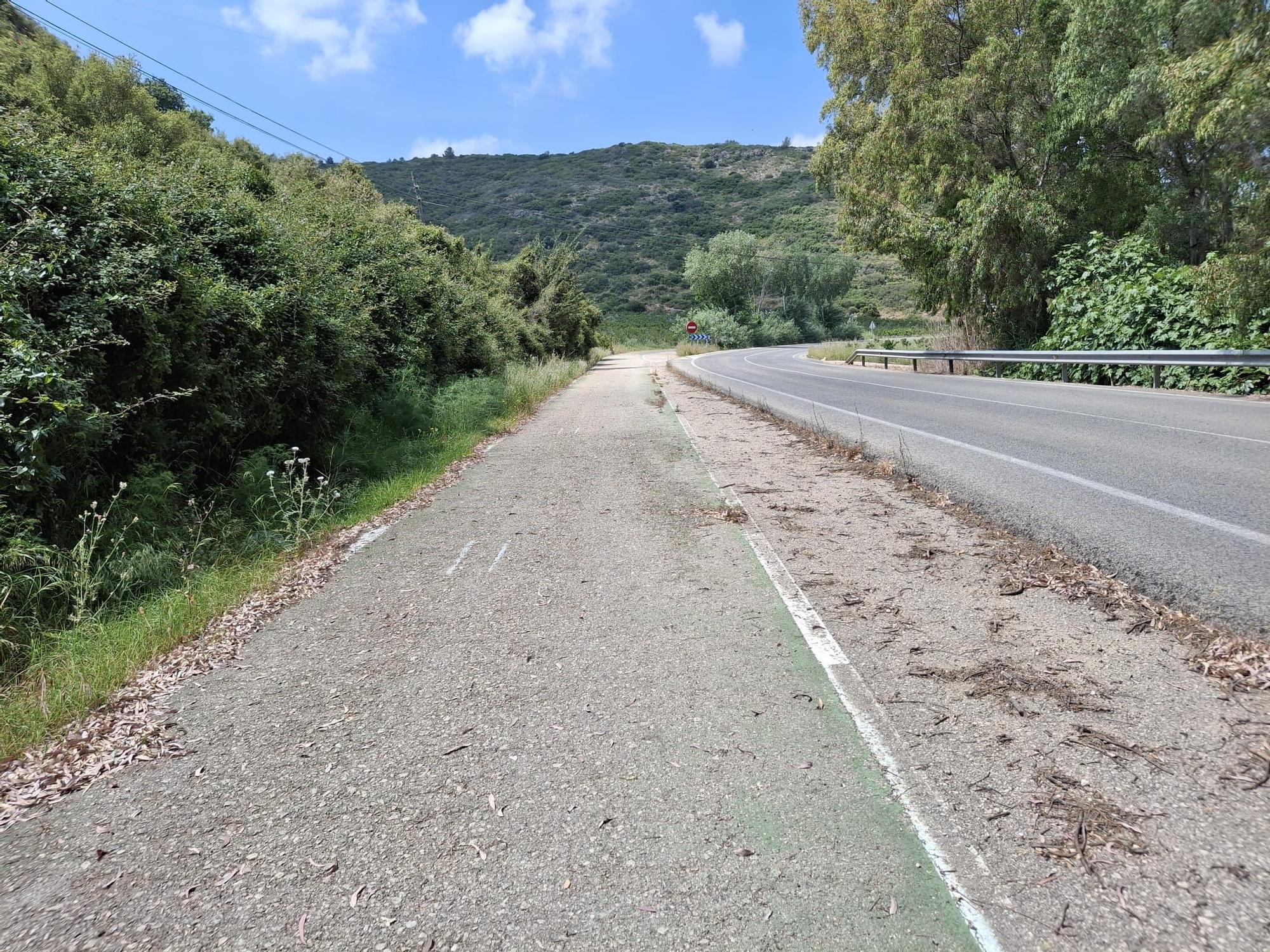 El deteriorado carril bici de El Verger a Pego y el peligroso cruce de Monte Pego