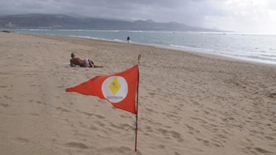 Bandera de aviso de aguavivas en Las Canteras.i MIPLAYADELASCANTERAS.COM