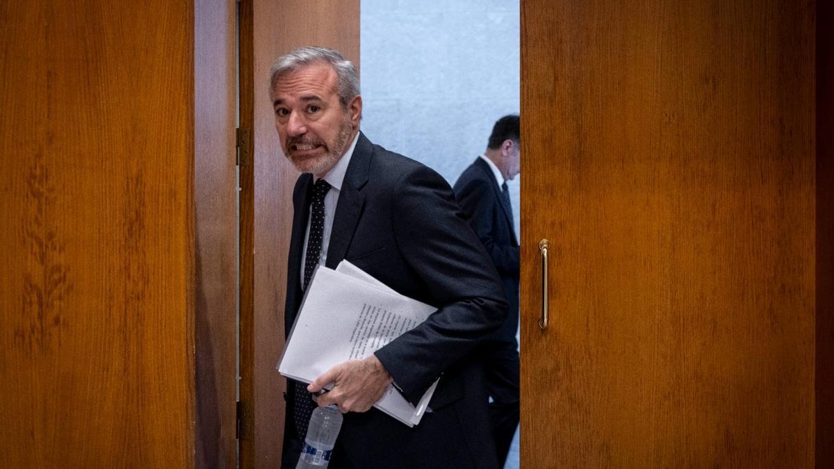 El presidente de Aragón, Jorge Azcón, accede al último pleno celebrado en las Cortes.