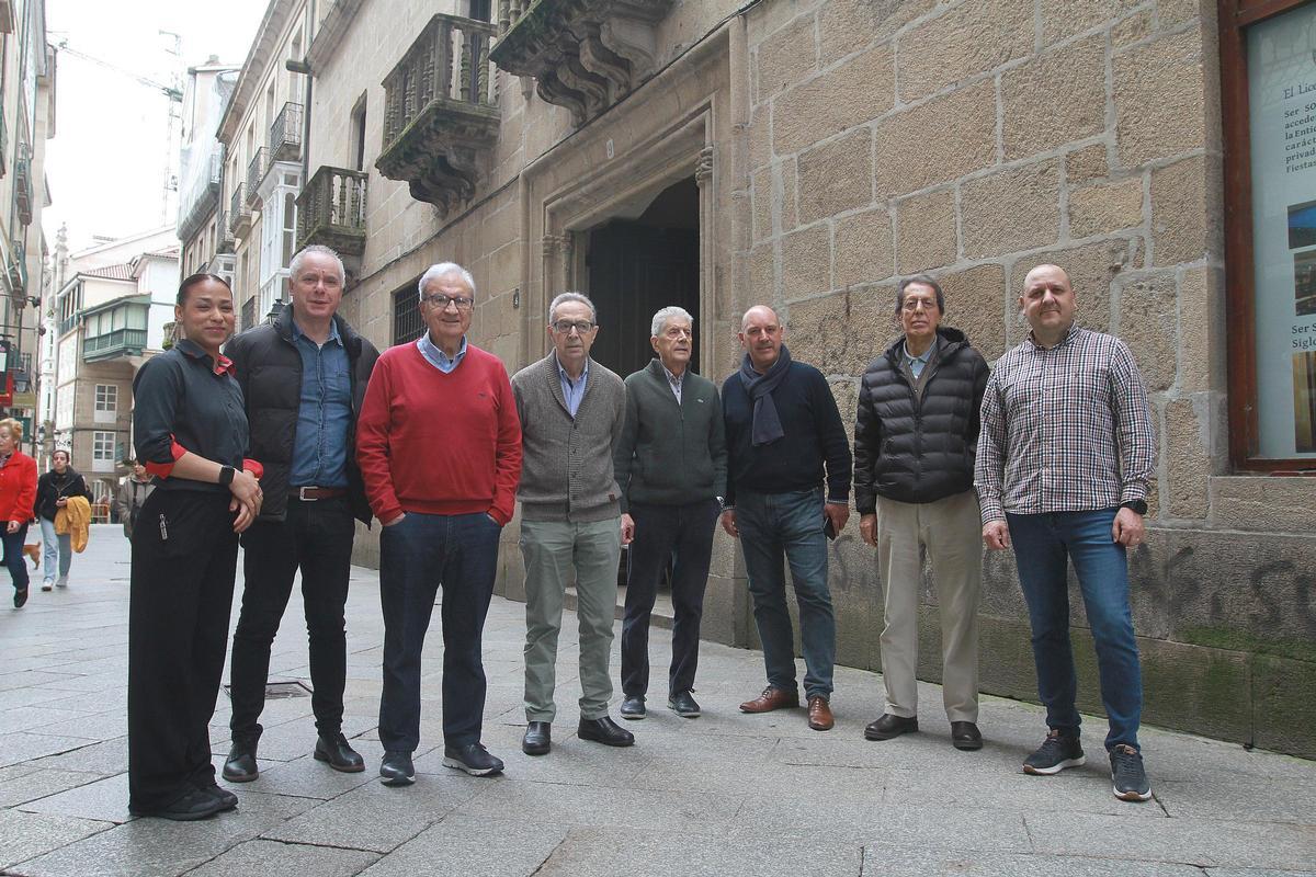 Directivos y personal del Liceo de Ourense, en el exterior del pazo del siglo XVI que la entidad posee desde el siglo XIX.