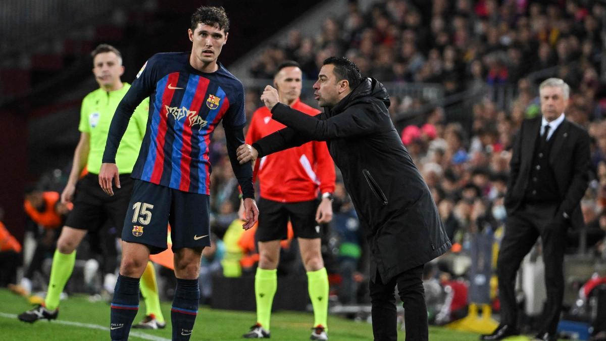 Xavi da indicaciones a Christensen en el clásico de Liga ante el Real Madrid en el Camp Nou