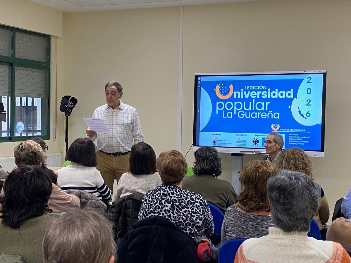 Javier Ramos y Ágen Rodríguez durante la inauguración de la Universidad Popular La Guareña