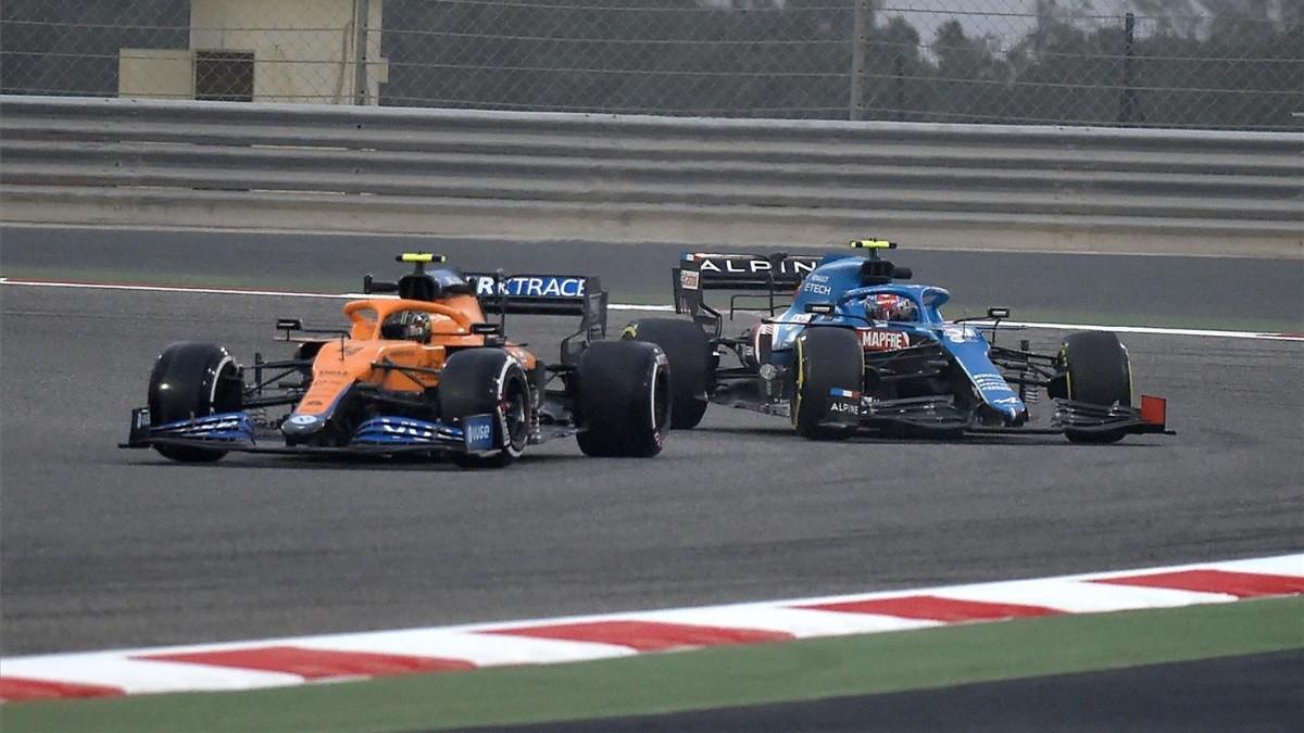 Norris y Ocon durante los test de Bahréin.