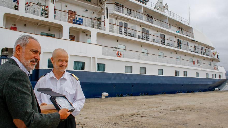 El presidente de la Autoridad Portuaria, José Manuel Cores Tourís, recibiendo a uno de los cruceros. |  // I.A.