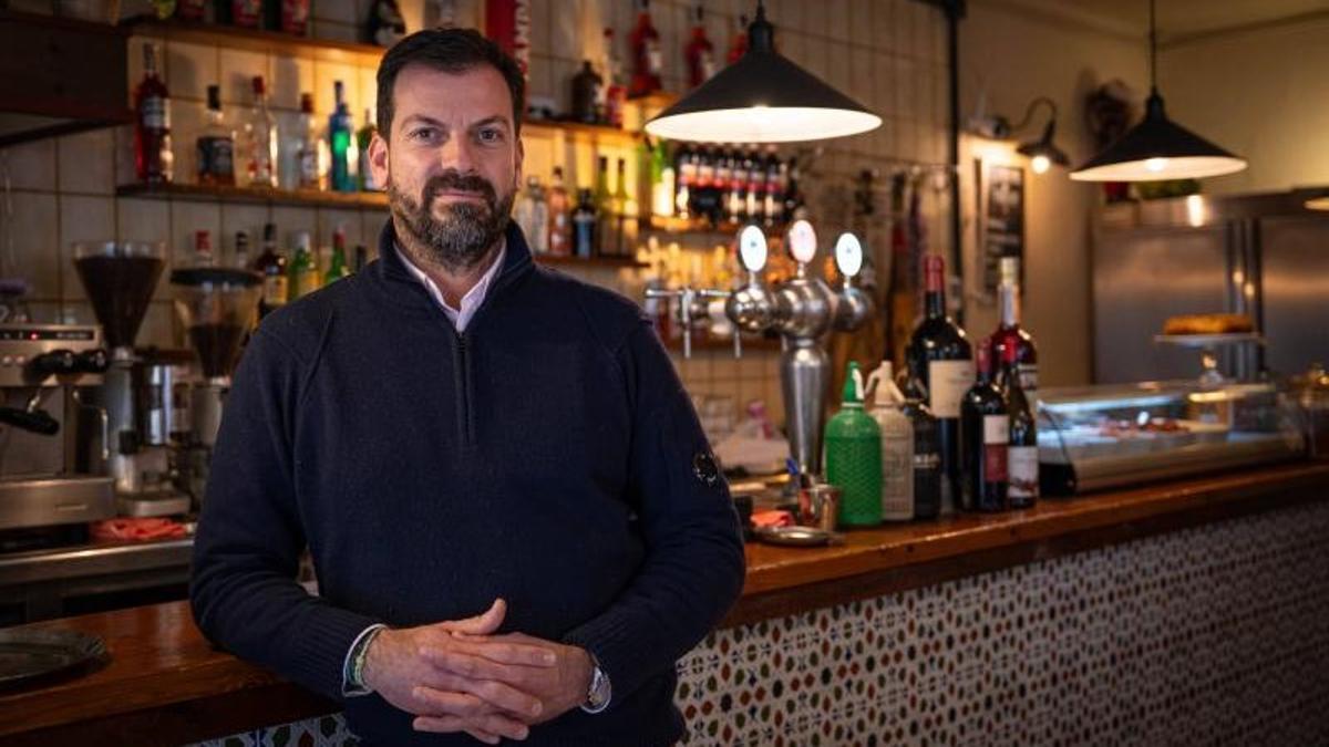 Alberto Barros, apoyado en la barra del restaurante Casa Pagès.
