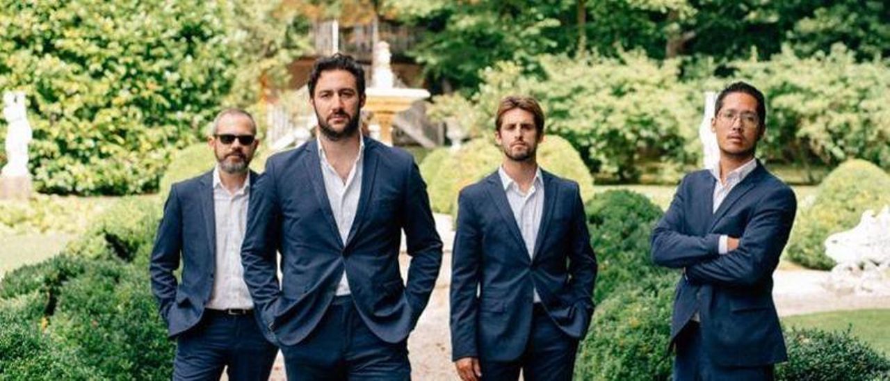 Una imagen promocional de la banda (Guillermo Fernández de la Cuesta, Jorge Villaboy, Alberto Menéndez Santamarta y Abraham Loya). A la derecha, dos animados momentos de actuaciones en bodas.