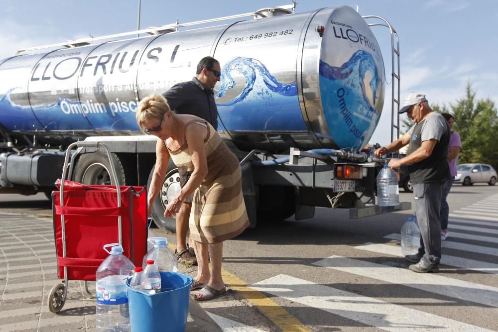 La Bisbal comença a repartir aigua potable amb un camió cisterna