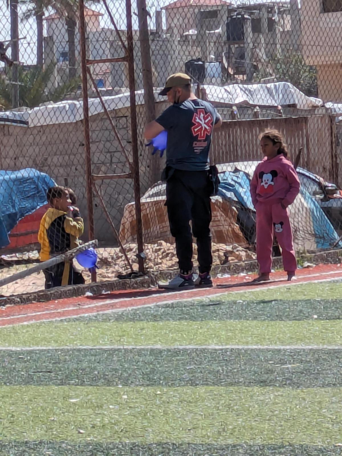 Los cooperantes aprovechan el poco tiempo libre que tienen para intentar alejar a los niños de la realidad de la guerra