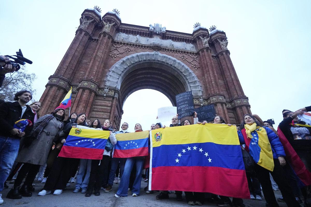Concentración de la comunidad de Venezuela en Barcelona tras el ataque militar de EE.UU y la detención del presidente venezolano, Nicolás Maduro, y su mujer, Cilia Flores. EFE/ Alejandro García