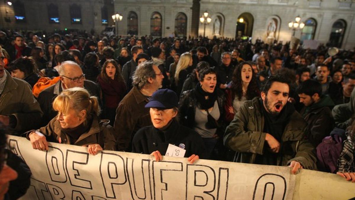 Inicio de las protestas en la plaza de Sant Jaume.