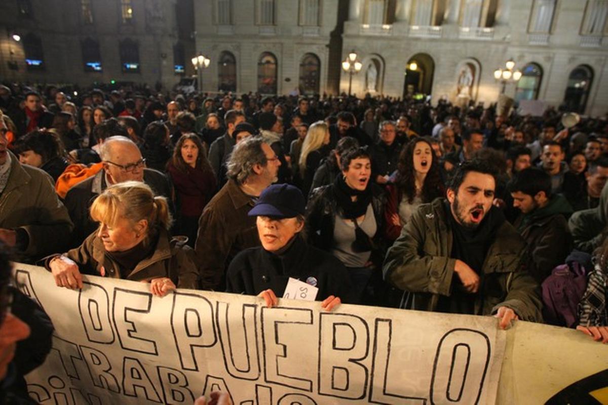 Inicio de las protestas en la plaza de Sant Jaume.