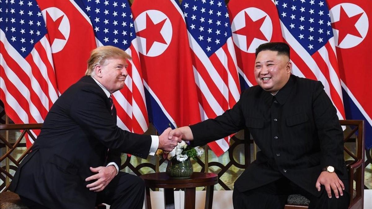 Trump y Kim Jong-Un se saludan en Hánoi (Vietnam).