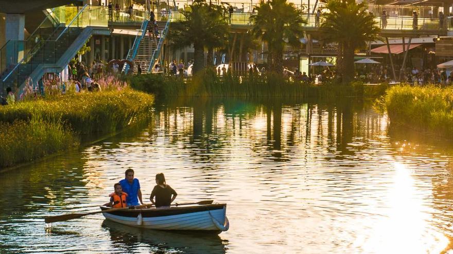 Una pareja disfruta con su hijo de un paseo en canoa por el lago de Puerto Venecia