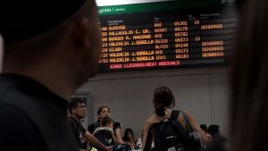  Viajeros esperan la salida de su tren en la estación de Chamartín, donde una avería causó retrasos en los trenes de alta velocidad