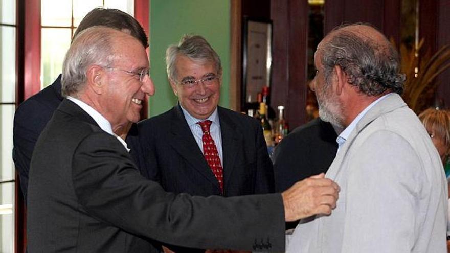 Los presidentes de Caja España y Caja Duero, Santos Llamas (derecha) y Julio Fermoso, se saludan antes de la reunión.