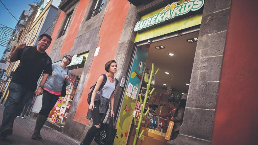 Varias personas pasan frente a la sucursal  de Eurekakids en Santa Cruz.