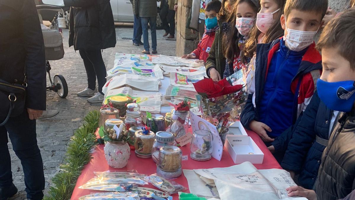 Alumnos de El Pilar venden productos en su mercadillo