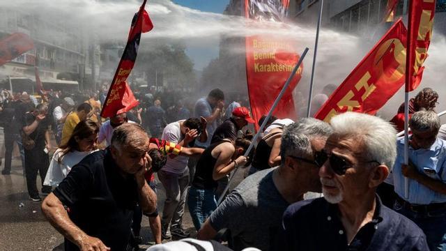 Repressió amb gasos lacrimògens d’una protesta opositora a Istanbul. | MURAT KOCABAS / AFP