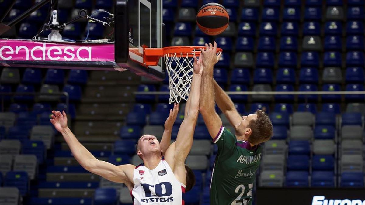 Tim Abromaitis, del Unicaja, pelea un rebote con Tadas Sedekerskis, del Baskonia