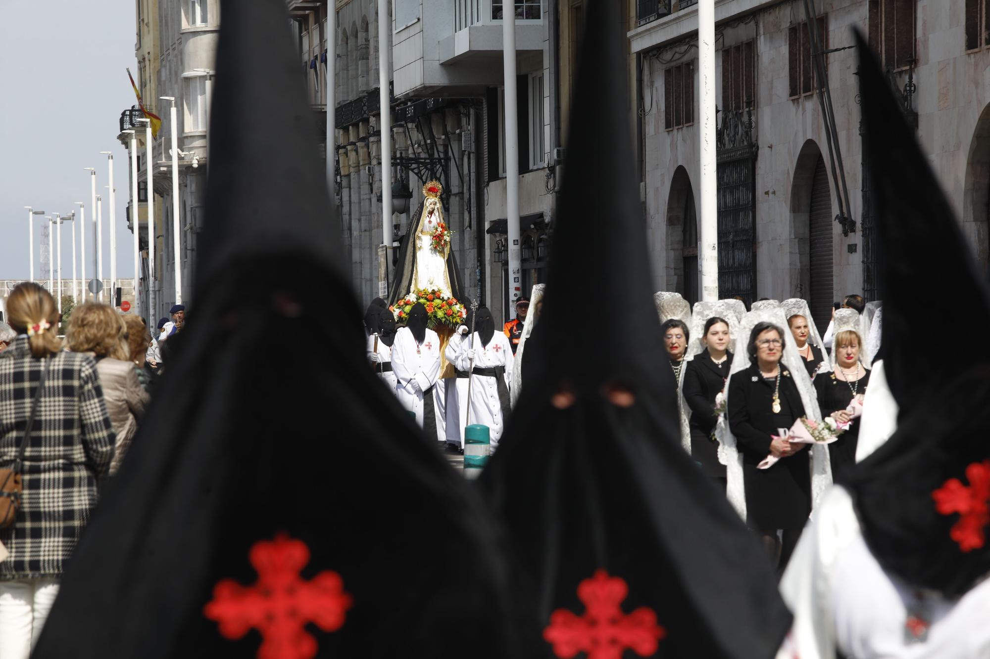 En imágenes: Así fue la procesión del Domingo de Resurrección para poner el broche a la Semana Santa de Gijón