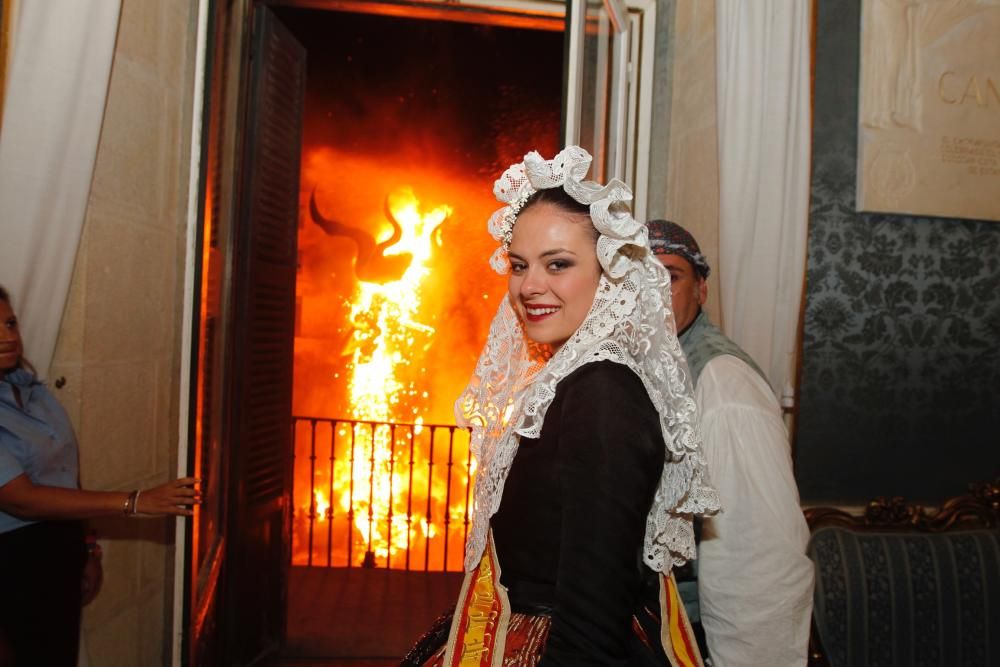 Alicante se rinde al fuego en su noche grande con la Cremà.