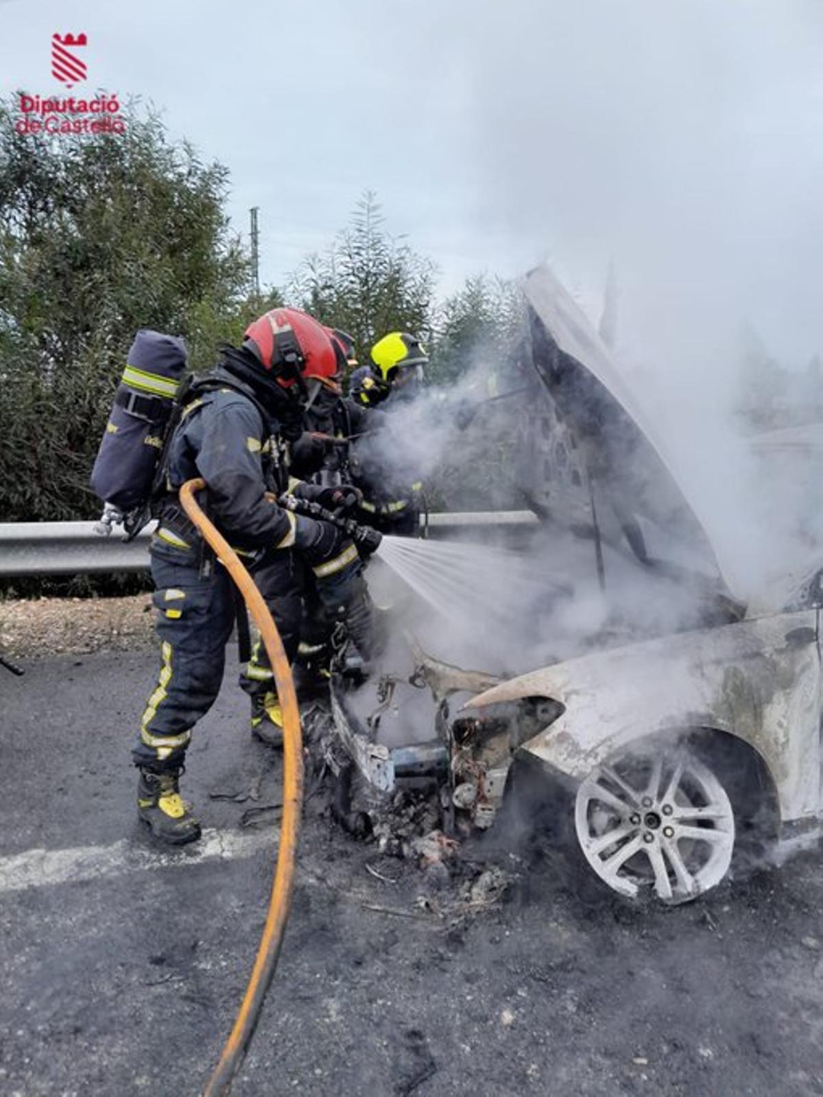 Tres efectivos de los bomberos trabajando este domingo en Torreblanca.