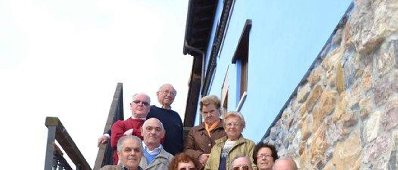 Vecinos de Bode en las escaleras de la antigua escuela, hoy casa rural.