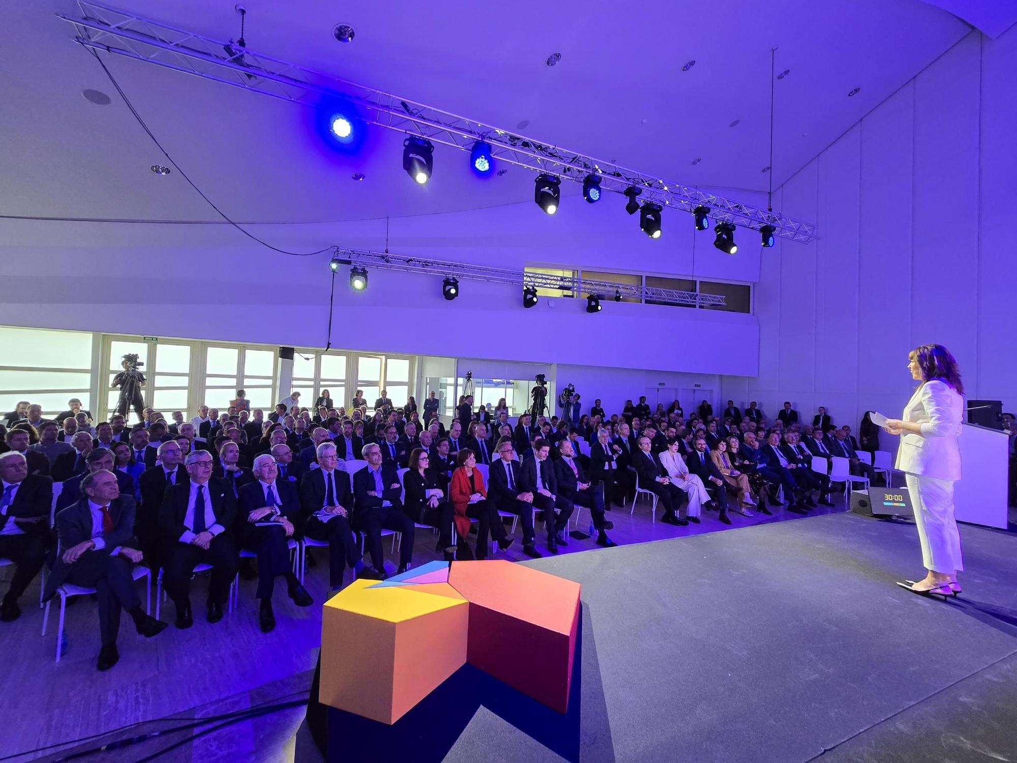 El poder político y empresarial se cita en Santiago