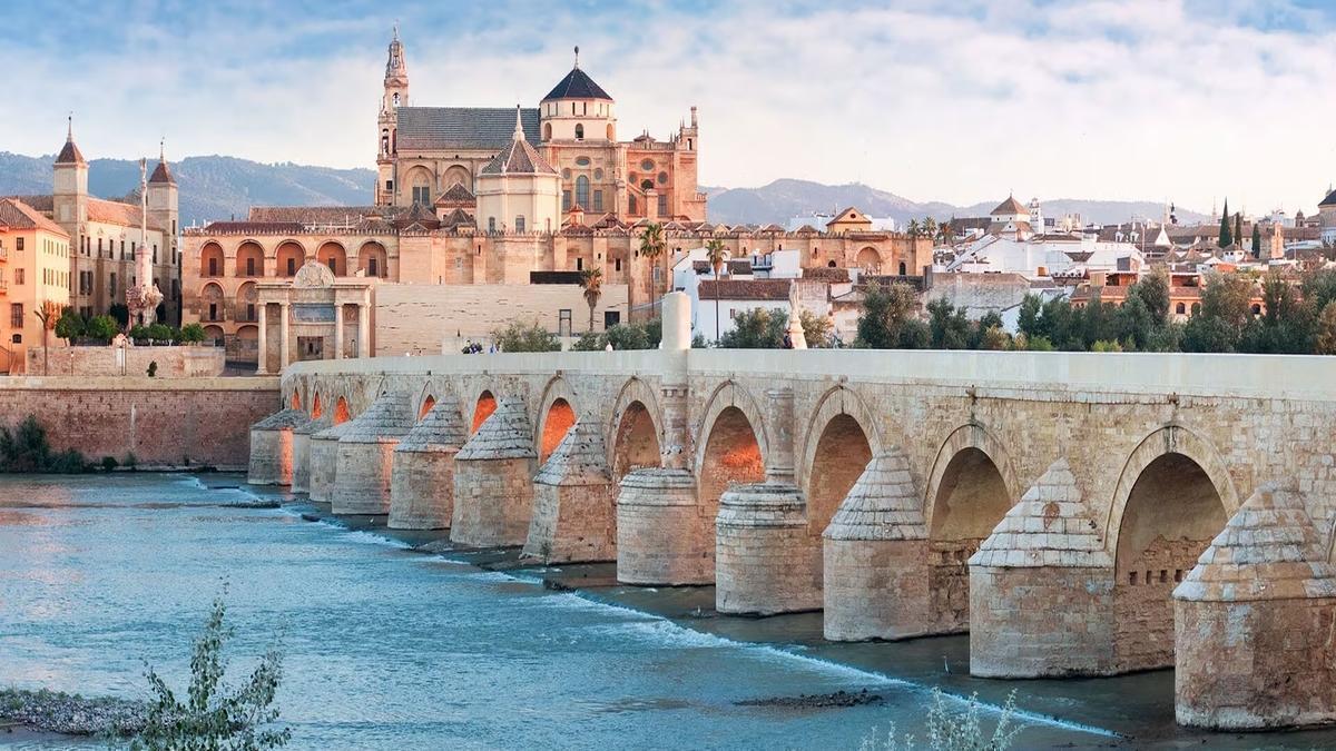 Puente Romano de Córdoba con al Mezquita-Catedral al fondo.