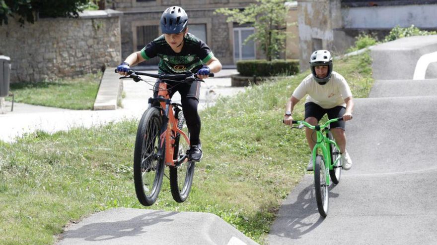 Pelayo Astorga y la monitora Patricia Alonso en la pista de Villalegre. | MIKI LÓPEZ