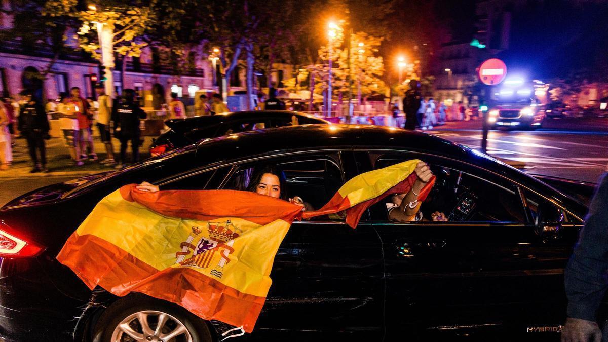 Aficionados españoles celebran la victoria de la selección española/argentina en la final del Mundial de fútbol 2026, a 19 de julio de 2026, en Madrid (España). España consigue su segunda Copa del Mundo de fútbol de la historia, tras su primera victoria e
